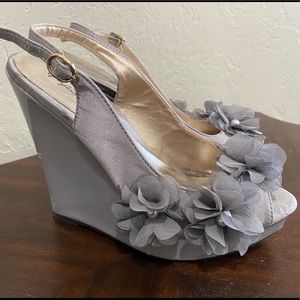 Gray Wedge with flower & pearl size 7